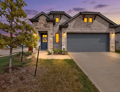 902 Crested View Place