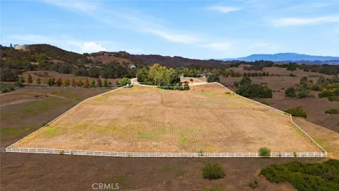 8 Oak Trail Court