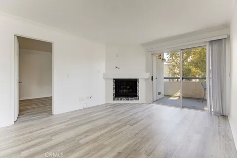 5515 Canoga Ave #105