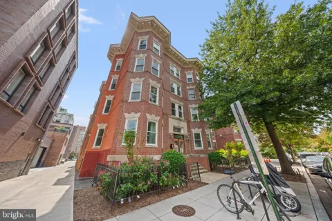 1418 W NW #403