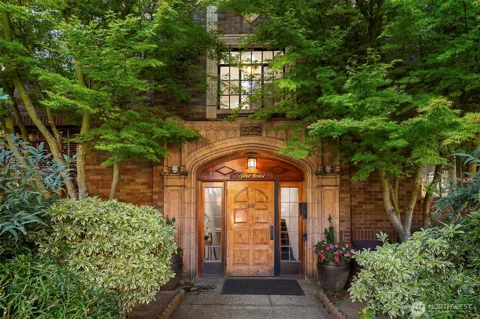 3121 Franklin Avenue E #2