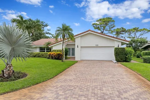 925 FOXPOINTE CIRCLE