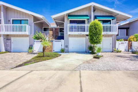 121 LAGOON COURT