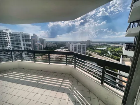 3500 Mystic Pointe Dr #3002