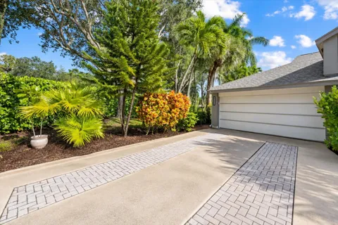2402 Landings Boulevard