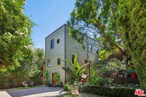 954 E Edgeware Road