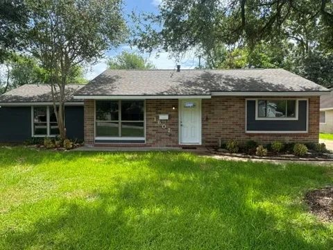 1607 W Houston Drive