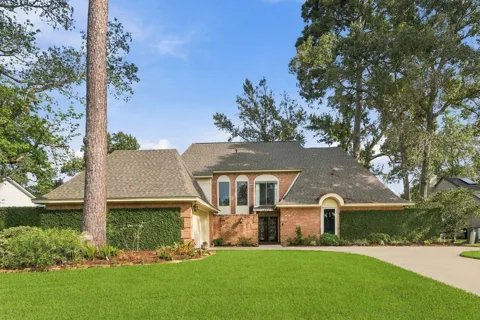 8214 Magnolia Glen Drive