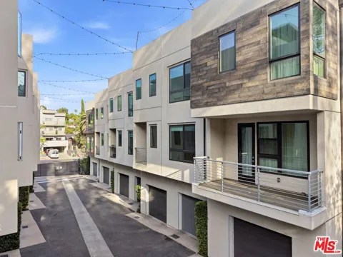 2111 Cahuenga Boulevard #11