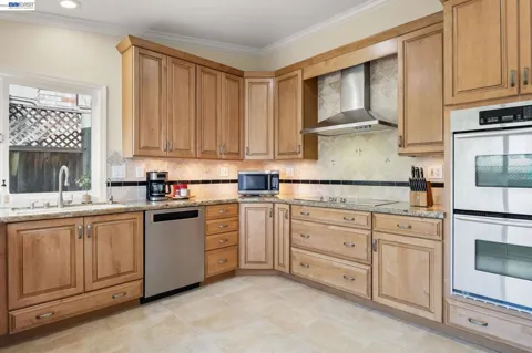 225 Preston Ct