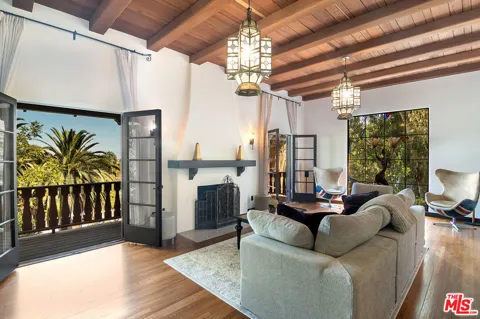 3475 Knoll Drive