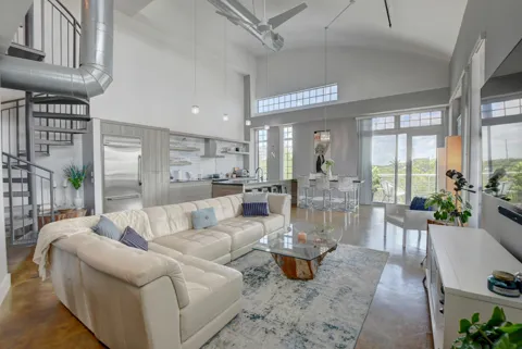 185 NE 4TH AVENUE #301