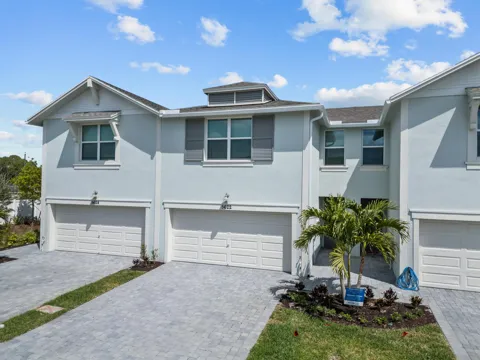 5622 SE Edgewater Circle