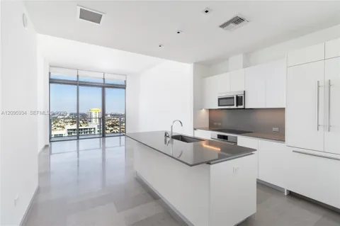 68 SE 6th St #4006