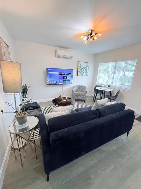 735 NE 15th St #4