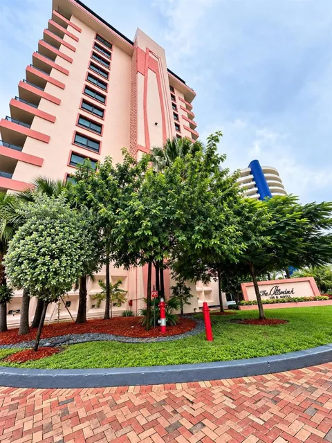 5225 Collins Ave #614