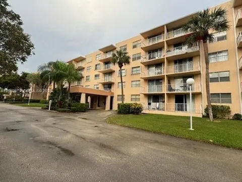 480 Executive Center Dr #4L