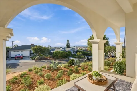 205 Via Los Altos