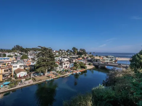 431 Capitola Avenue