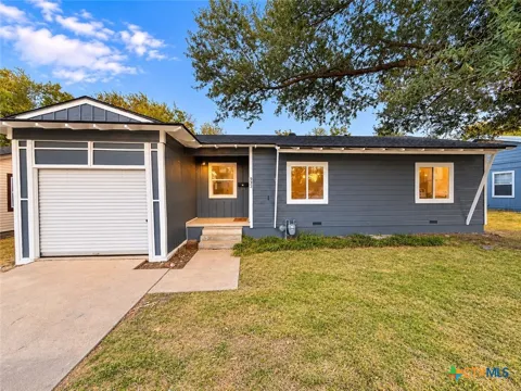 933 Fannin Loop