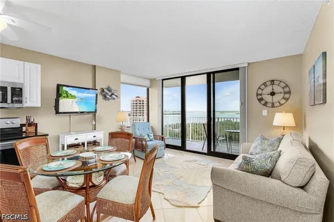 Estero Boulevard #906