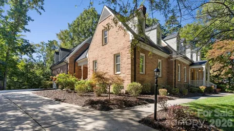 25 Blenheim Court NE