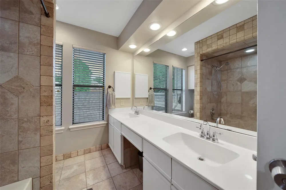 734 Lake View Drive Montgomery, TX 77356