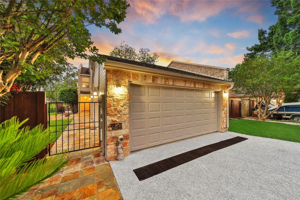734 Lake View Drive Montgomery, TX 77356