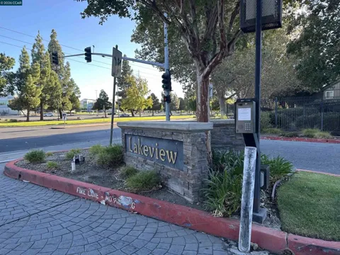 2195 Lakeview Cir