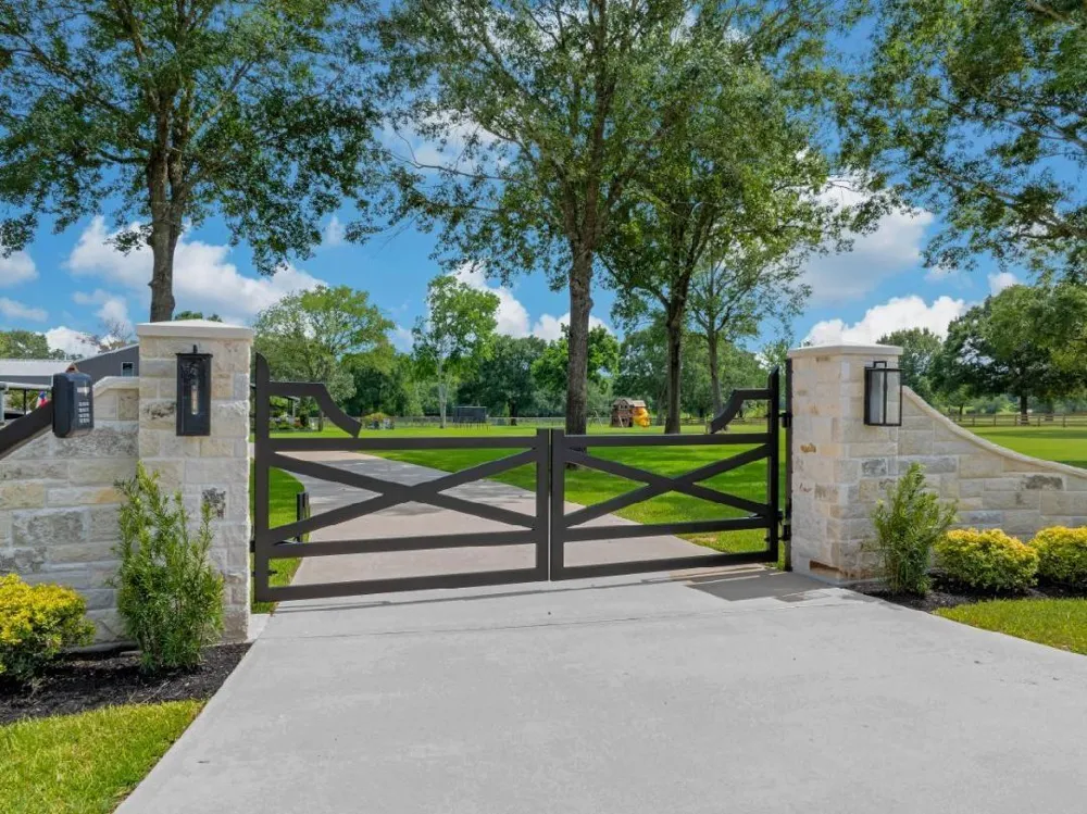18859 Kinkaid Road W Montgomery, TX 77316