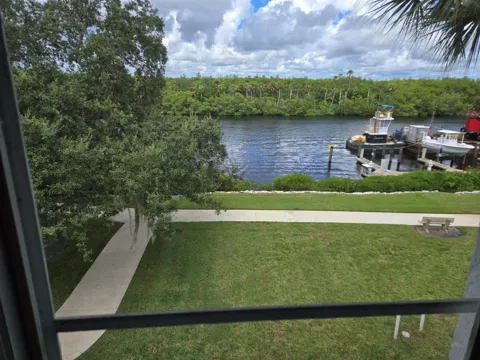 2512 SE Anchorage Cove #F-3
