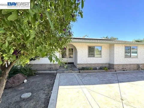 3740 Roundhill Dr