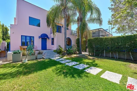 848 Las Palmas Avenue