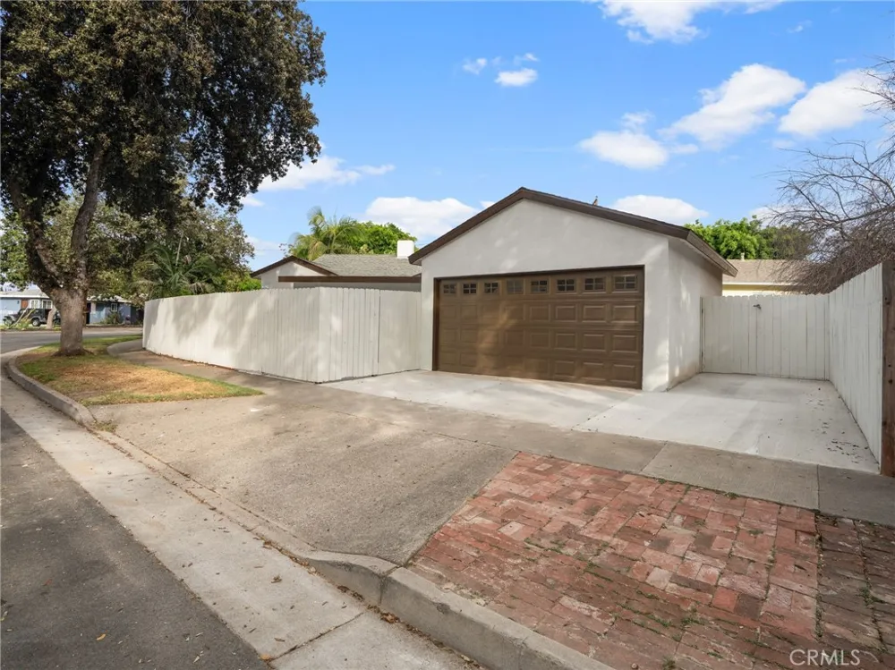 2422 Forest Santa Ana, CA 92706