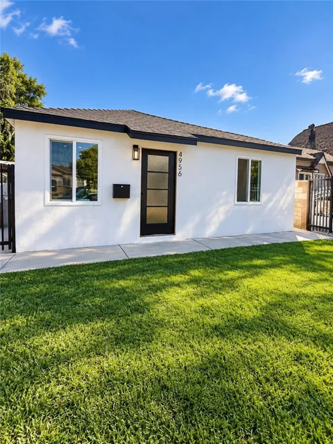 4956 E San Carlos