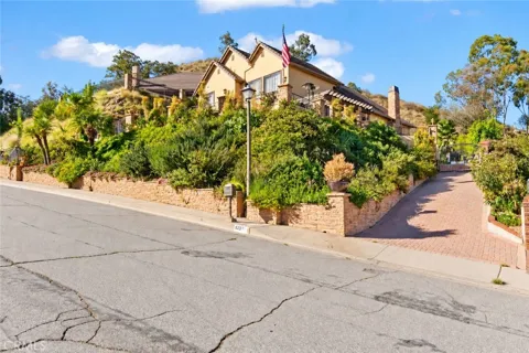 823 Moorside
