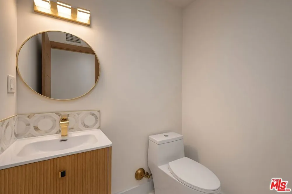 2407 Guthrie Drive Los Angeles, CA 90034