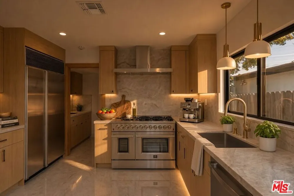 2407 Guthrie Drive Los Angeles, CA 90034