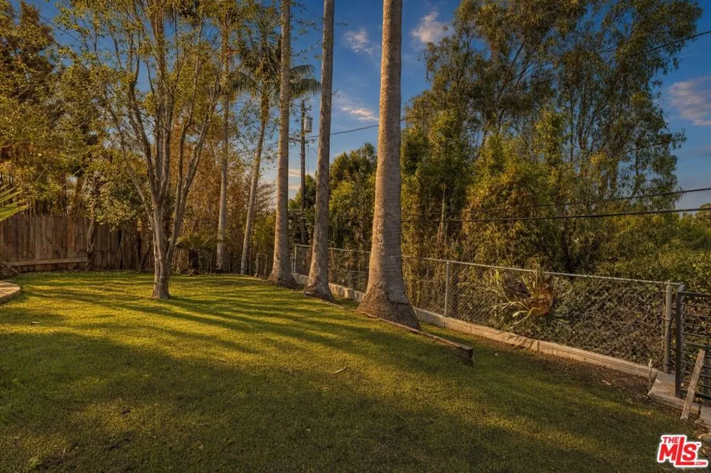 2407 Guthrie Drive Los Angeles, CA 90034