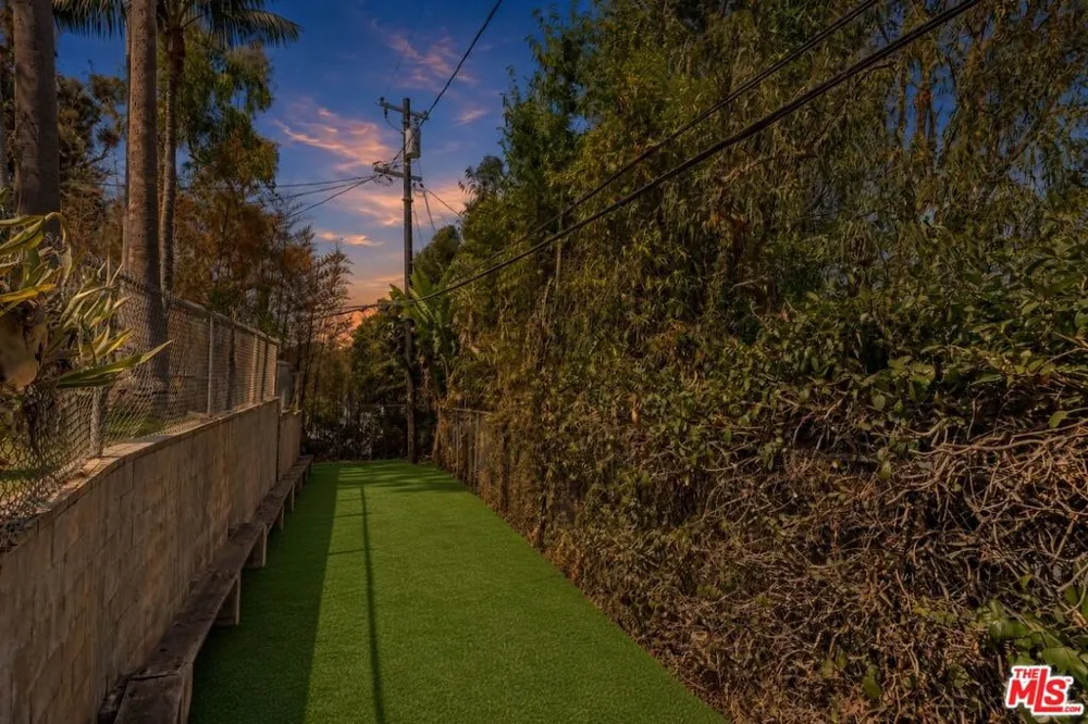 2407 Guthrie Drive Los Angeles, CA 90034