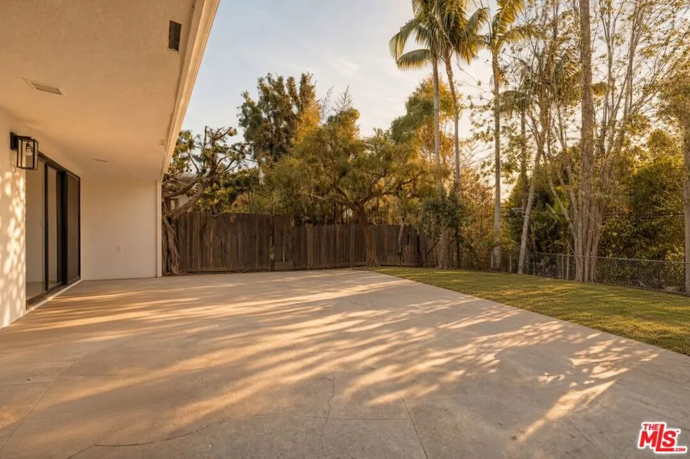 2407 Guthrie Drive Los Angeles, CA 90034
