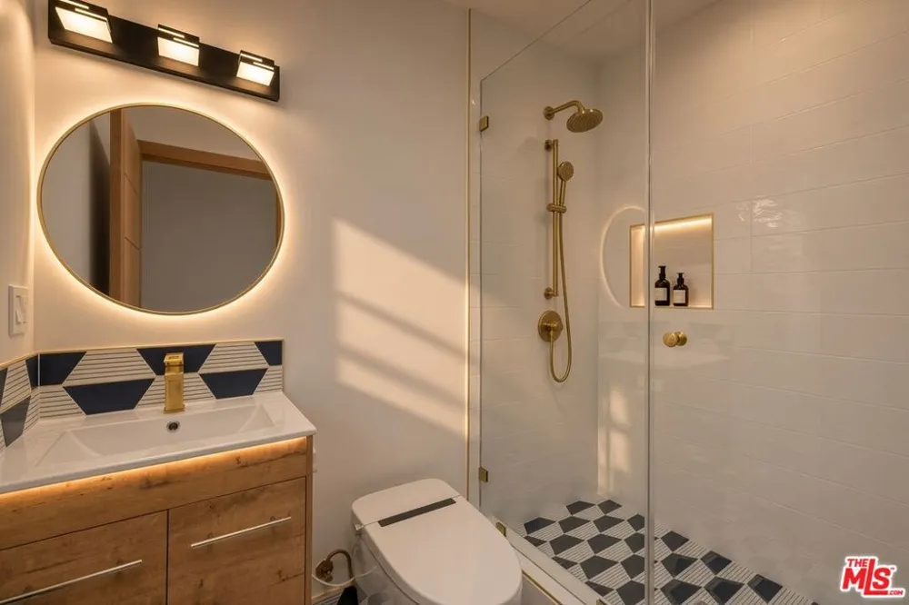 2407 Guthrie Drive Los Angeles, CA 90034