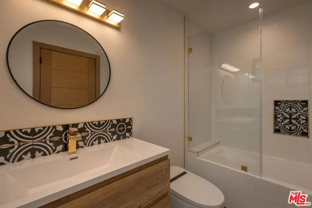 2407 Guthrie Drive Los Angeles, CA 90034