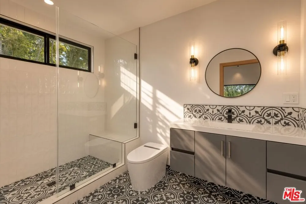 2407 Guthrie Drive Los Angeles, CA 90034