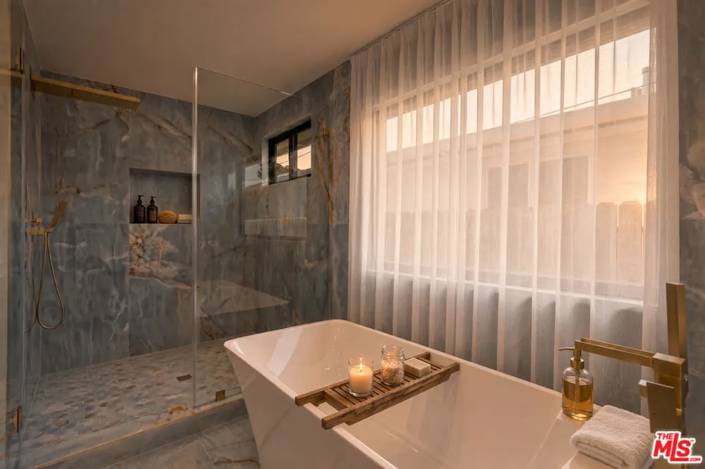 2407 Guthrie Drive Los Angeles, CA 90034