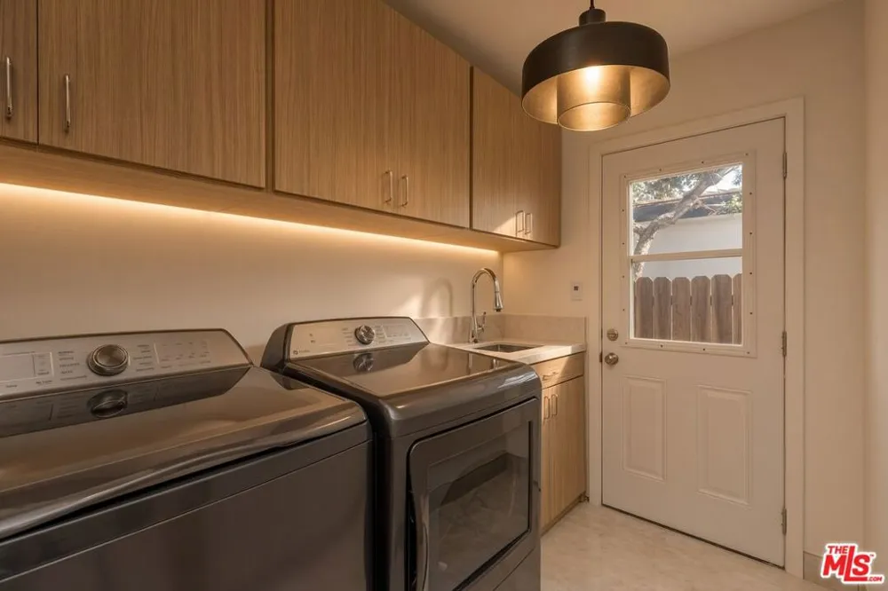2407 Guthrie Drive Los Angeles, CA 90034