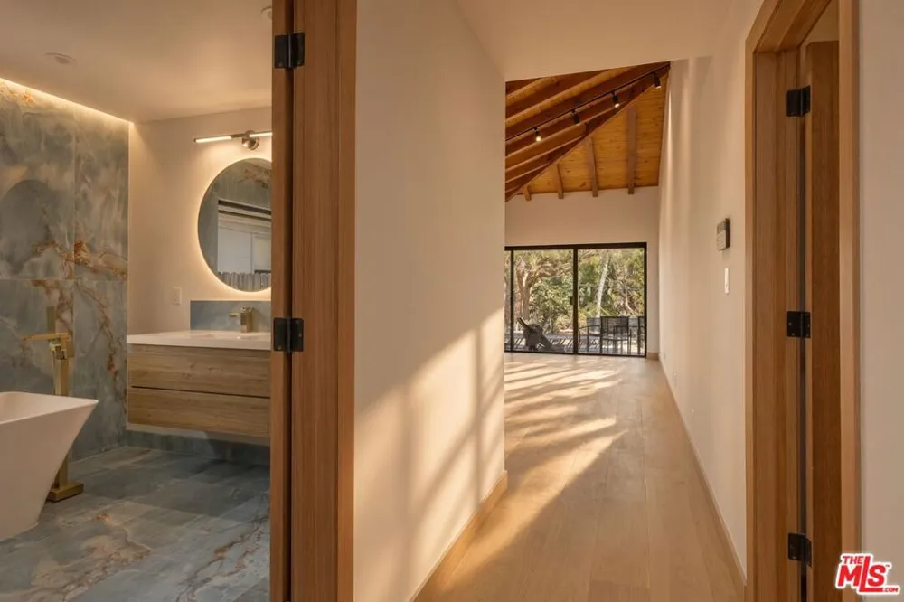 2407 Guthrie Drive Los Angeles, CA 90034