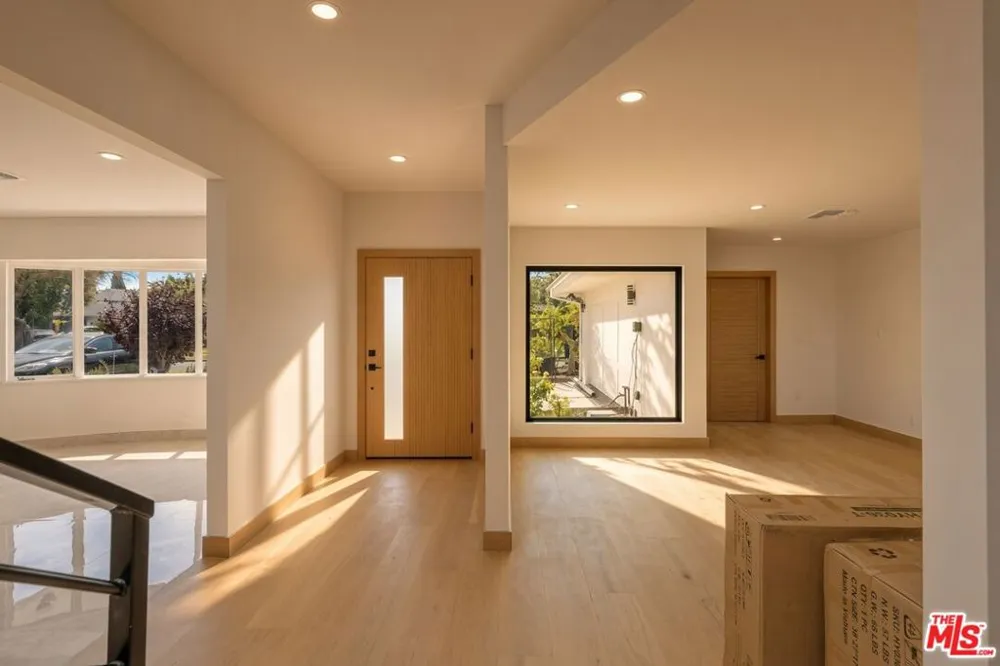 2407 Guthrie Drive Los Angeles, CA 90034