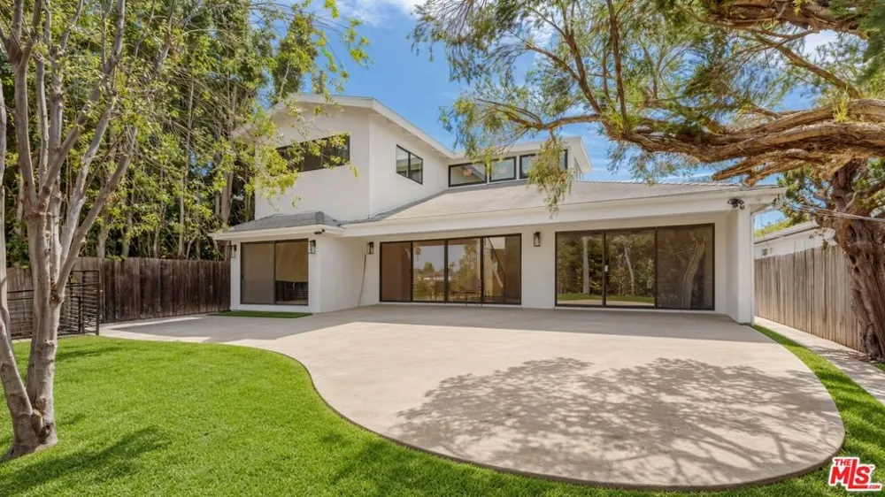 2407 Guthrie Drive Los Angeles, CA 90034