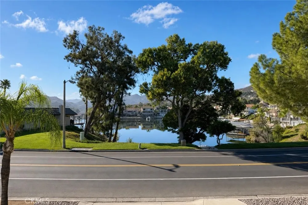 30295 Longhorn Drive Canyon Lake, CA 92587